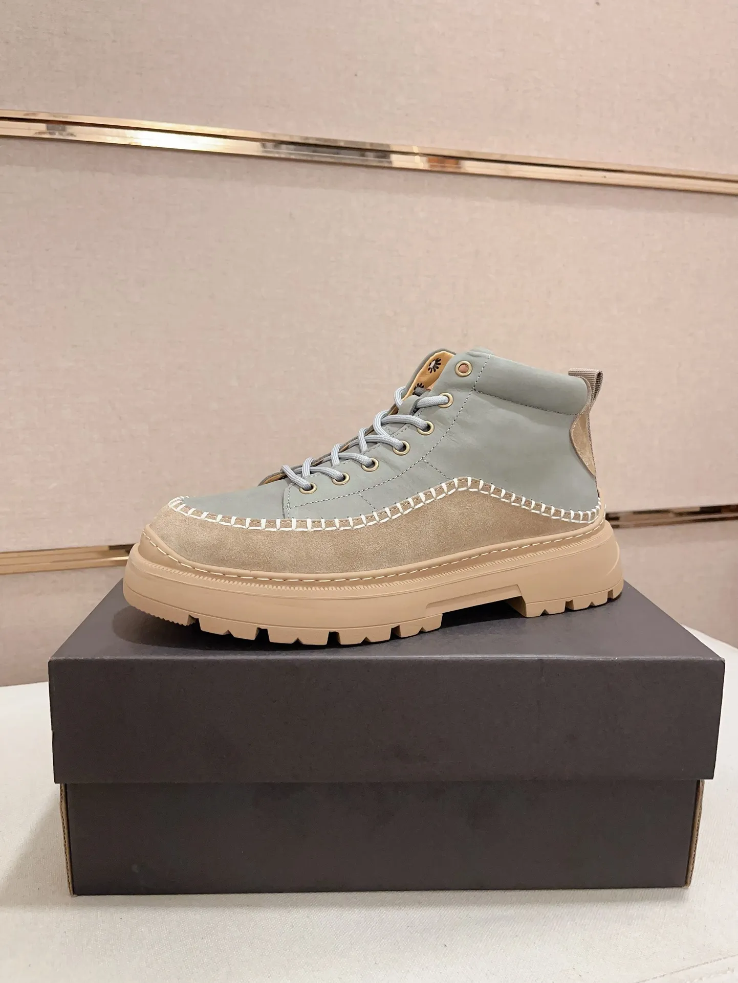 Factory price: 760💰North American men's shoes Ugg ☃️In the special sale of new high-quality men's shoes snow boots in autumn and winter, the nemesis of extreme cold weather! Made of cowhide leather, merino wool lining, and original outsole, whether driving, outdoor or daily wear, there is always one that suits you! Code number 39-44